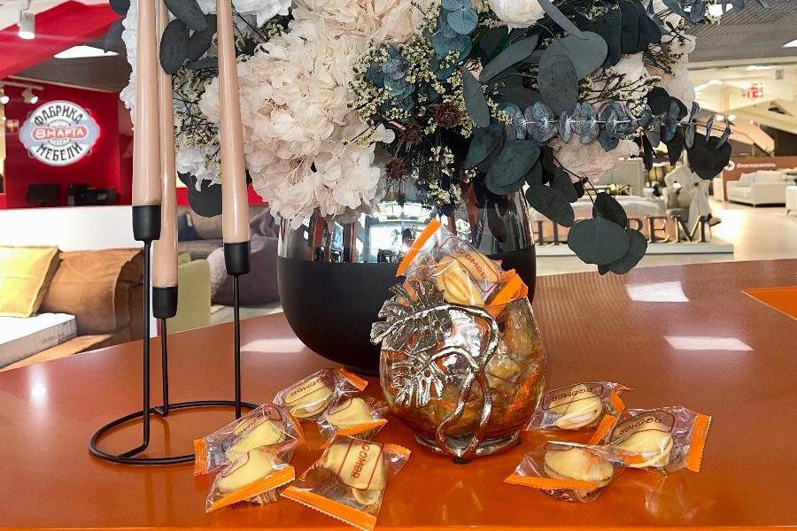 Печенья с предсказаниями и скидками от наших салонов !